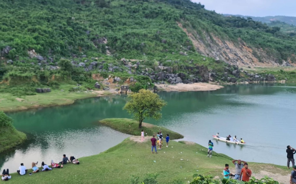 নীলাদ্রি লেক (শহীদ সিরাজ লেক), টেকেরঘাট, সুনামগঞ্জ