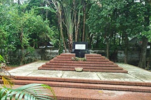 বরেণ্য চিত্র শিল্পী এসএম সুলতানের সমাধি