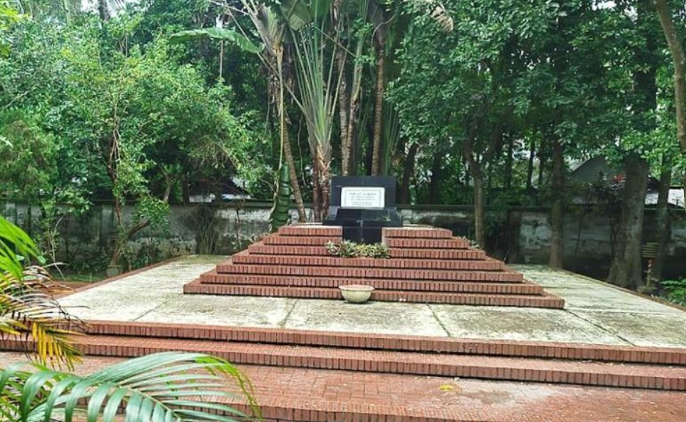 বরেণ্য চিত্র শিল্পী এসএম সুলতানের সমাধি