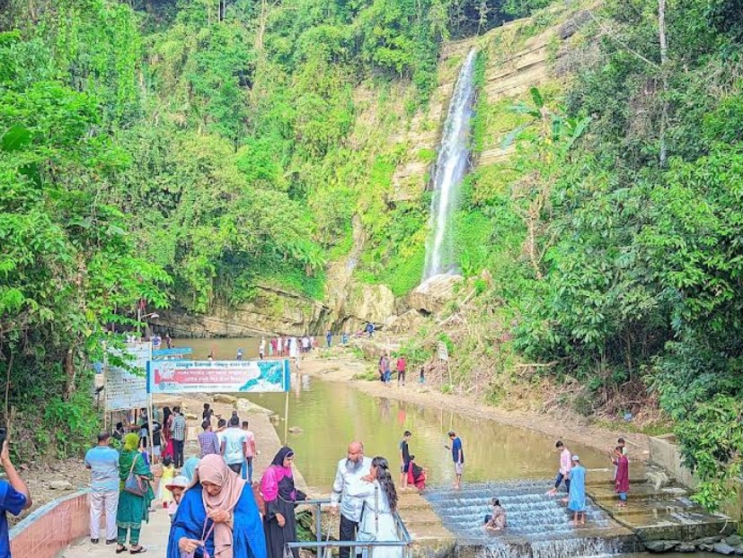 মাধবকুণ্ড জলপ্রপাত মৌলভীবাজার